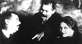 Уэллс, Горький и их переводчица Мария Игнатьевна Бенкендорф, впоследствии баронесса Будберг, в Петрограде (1920 г.).